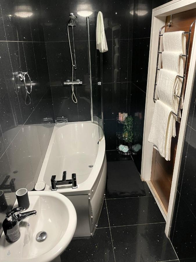Luxurious 2 Bed Apartment In Heart Of Burnley With Private Parking Eksteriør billede